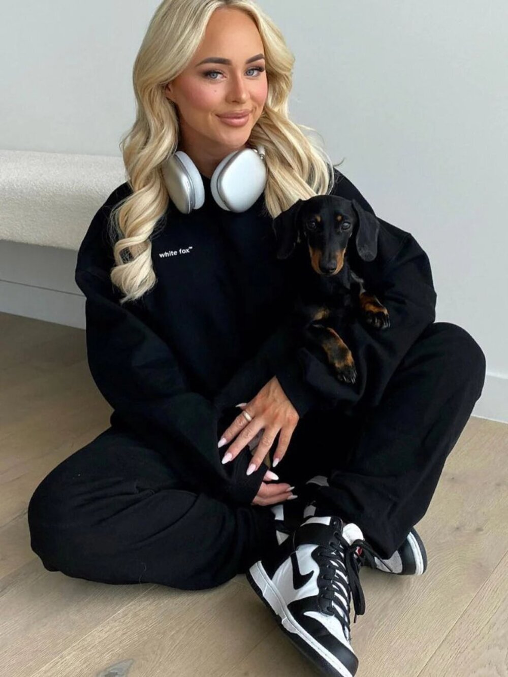 White Fox Lounge SET Crewneck Sweater Jogger Sweatpants Black Size Small/Medium - Picture 3 of 14